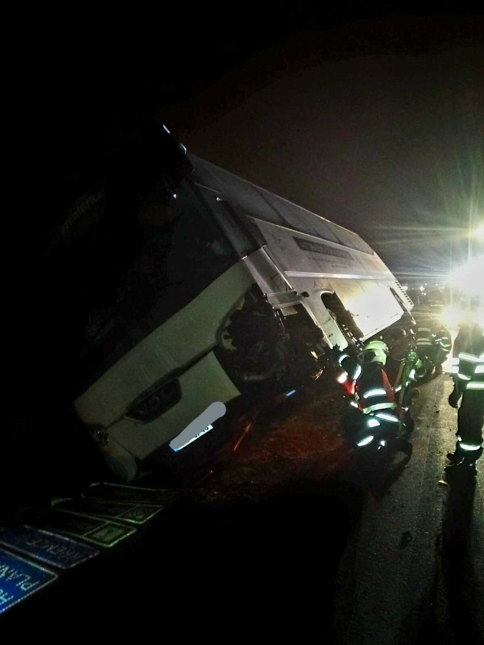 Nehoda autobusu a osobního automobilu v Plané u Českých Budějovic. (15.12.2022)