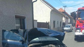 Při nehodě v Plaňanech se zranilo miminko. Jelo na klíně, auto pak narazilo čelně do domu.