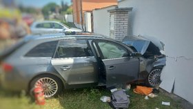 Při nehodě v Plaňanech se zranilo miminko. Jelo na klíně, auto pak narazilo čelně do domu.