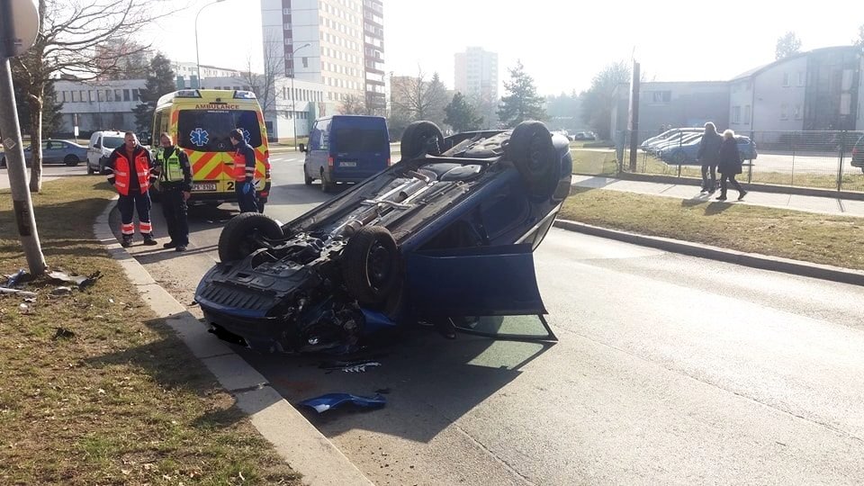 Auto s matkou a osmiměsíční dcerou skončilo na střeše.