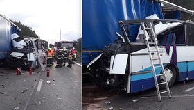 Tragická nehoda u Plzně. Autobus narazil do odstaveného náklaďáku.