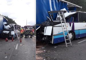 Tragická nehoda u Plzně. Autobus narazil do odstaveného náklaďáku.