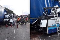 Tragická nehoda autobusu u Plzně: Po střetu s náklaďákem zemřela žena