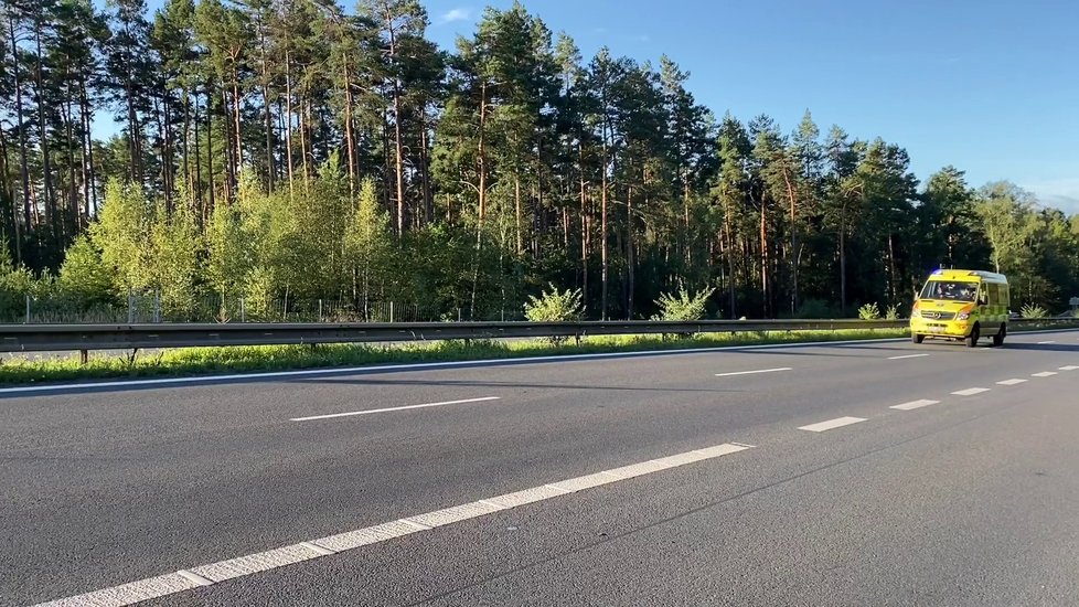 Tragická nehoda u Plzně. Autobus narazil do odstaveného náklaďáku.