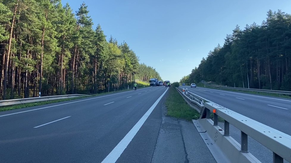 Tragická nehoda u Plzně. Autobus narazil do odstaveného náklaďáku.