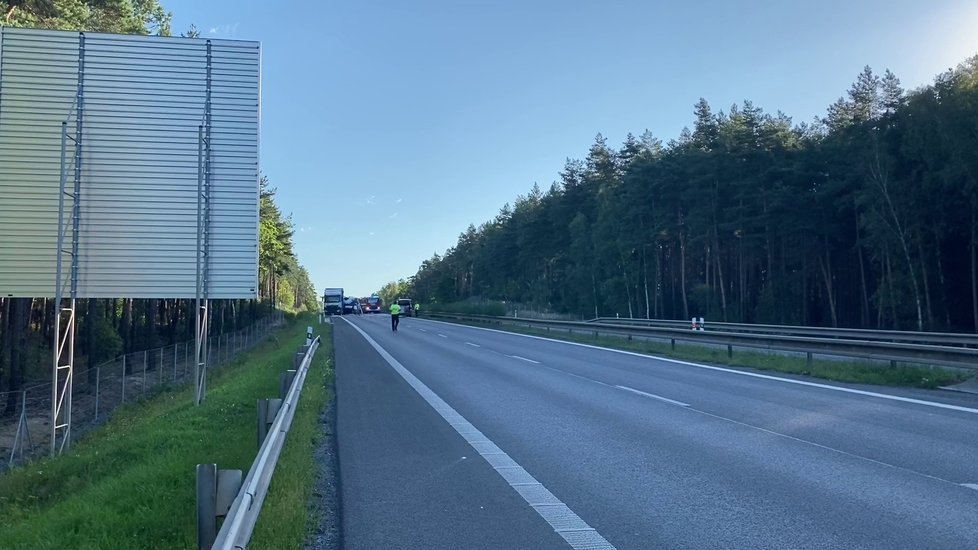 Tragická nehoda u Plzně. Autobus narazil do odstaveného náklaďáku.