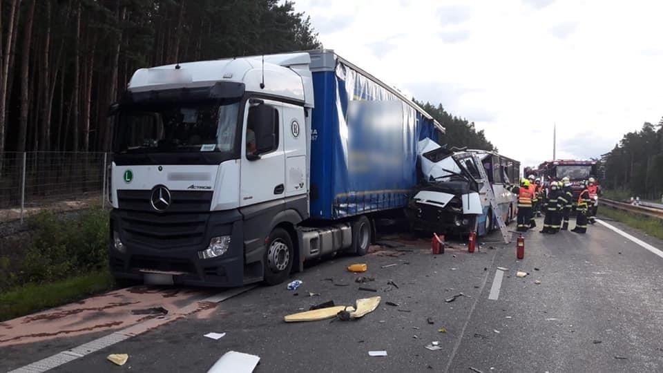 Tragická nehoda u Plzně. Autobus narazil do odstaveného náklaďáku.