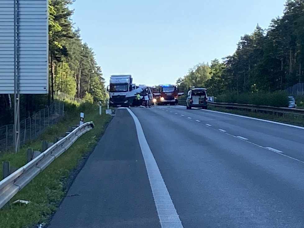 Tragická nehoda u Plzně. Autobus narazil do odstaveného náklaďáku.