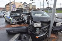 Policisté měli v Plzni vážnou nehodu: Na rušné křižovatce nabourali cizince, skončili v nemocnici