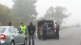 Pohřební služba odváží rakev s ostatky řidiče