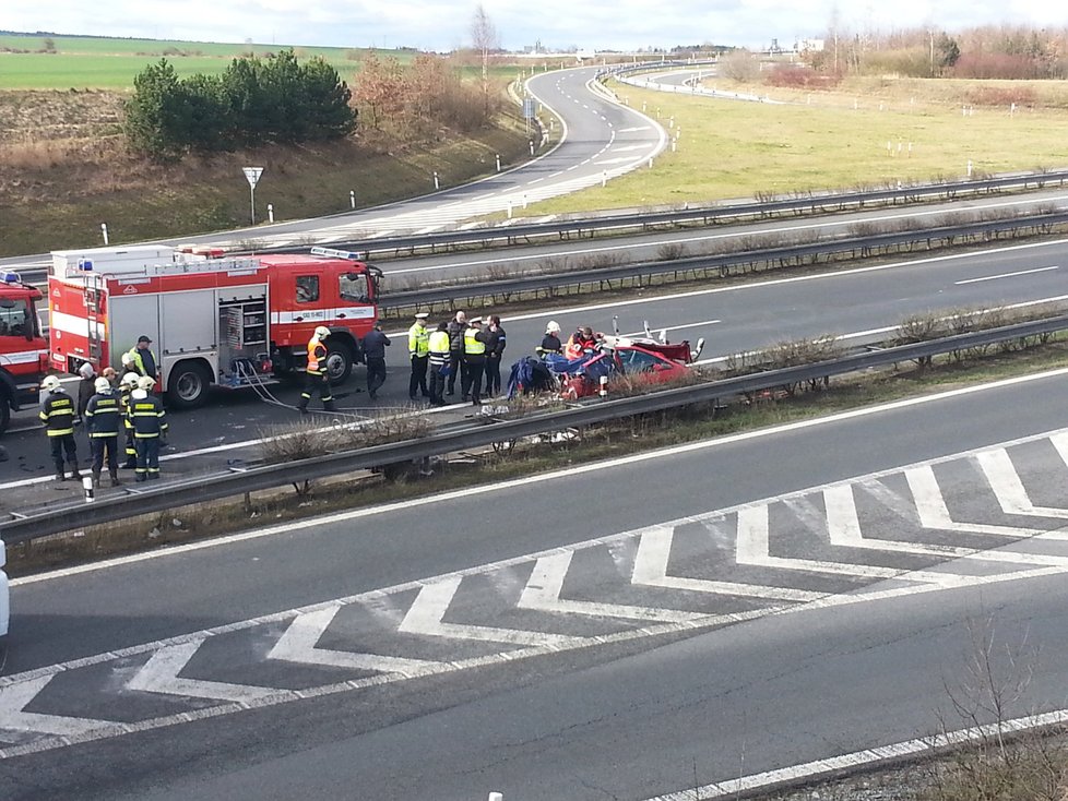 Děsivá nehoda na dálnici D5: Čtyři lidé zemřeli po srážce kamionu a osobáku