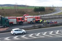 Děsivá nehoda na dálnici D5: Čtyři lidé zemřeli po srážce kamionu a osobáku