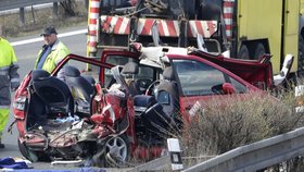 Děsivá nehoda na dálnici D5: Čtyři lidé zemřeli po srážce kamionu a osobáku