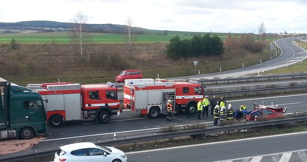 Děsivá nehoda na dálnici D5: Čtyři lidé zemřeli po srážce kamionu a osobáku