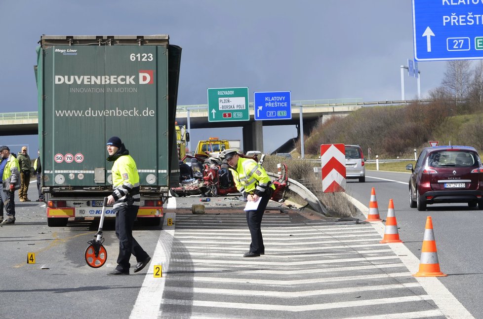 Děsivá nehoda na dálnici D5: Čtyři lidé zemřeli po srážce kamionu a osobáku