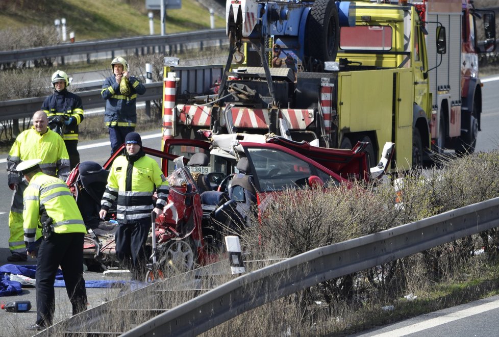 Děsivá nehoda na dálnici D5: Čtyři lidé zemřeli po srážce kamionu a osobáku