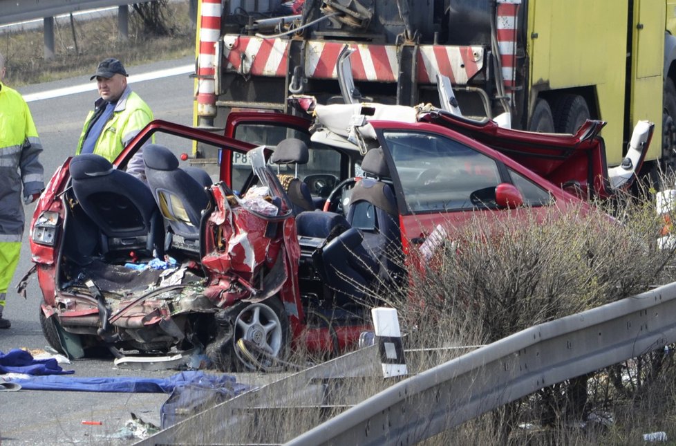 Děsivá nehoda na dálnici D5: Čtyři lidé zemřeli po srážce kamionu a osobáku