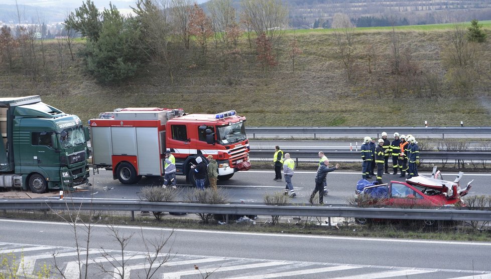 Děsivá nehoda na dálnici D5: Čtyři lidé zemřeli po srážce kamionu a osobáku