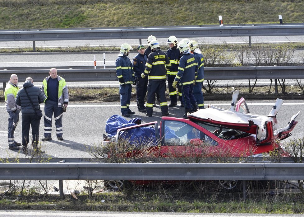 Děsivá nehoda na dálnici D5: Čtyři lidé zemřeli po srážce kamionu a osobáku