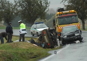 Šofér ve staré škodovce neměl šanci srážku přežít.