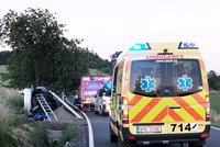 Rušná noc na Plzeňsku: Smrtelná dopravní nehoda a řidič zavalený autem