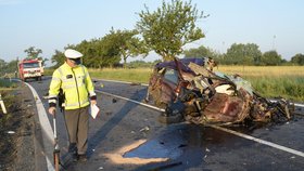 Policie vyšetřuje nehodu dvou kamionů a osobního automobilu