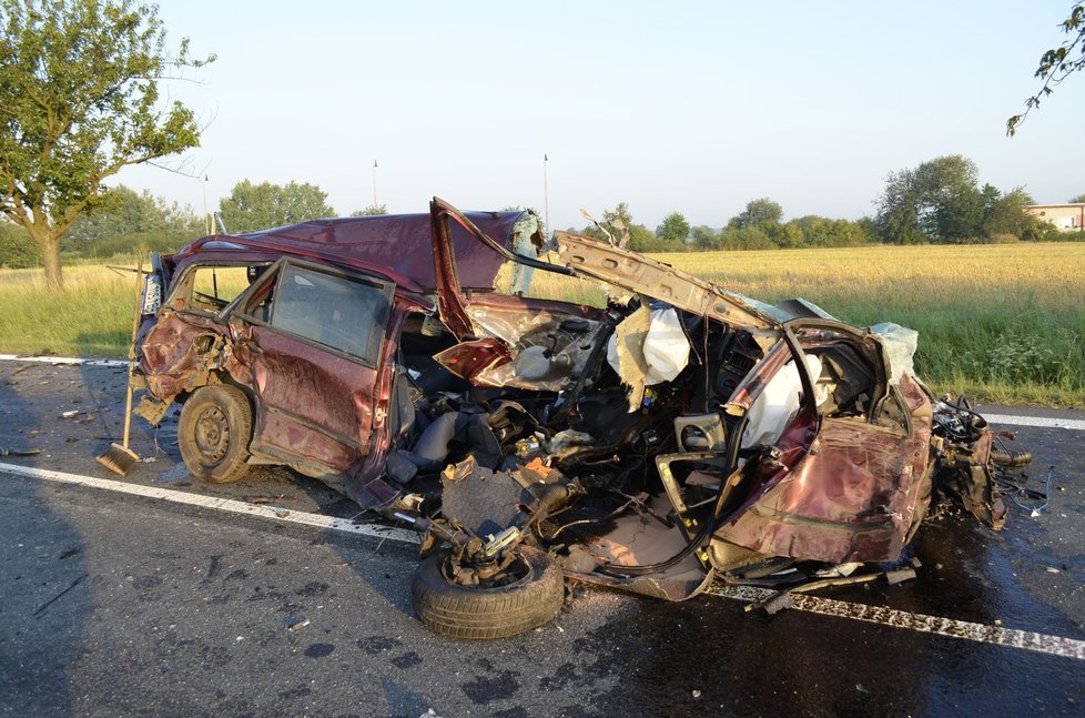 Osobní auto se během okamžiku změnilo ve vrak.