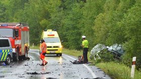 Čelní střet dvou aut na silnici mezi Lhůtou na Plzeňsku a Rokycany.