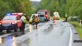 Čelní střet dvou aut na silnici mezi Lhůtou na Plzeňsku a Rokycany.