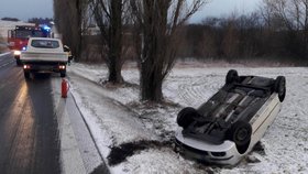 Škoda Fabia havarovala kvůli kluzké silnici u Korytného rybníka u Oselců na jižním Plzeňsku.