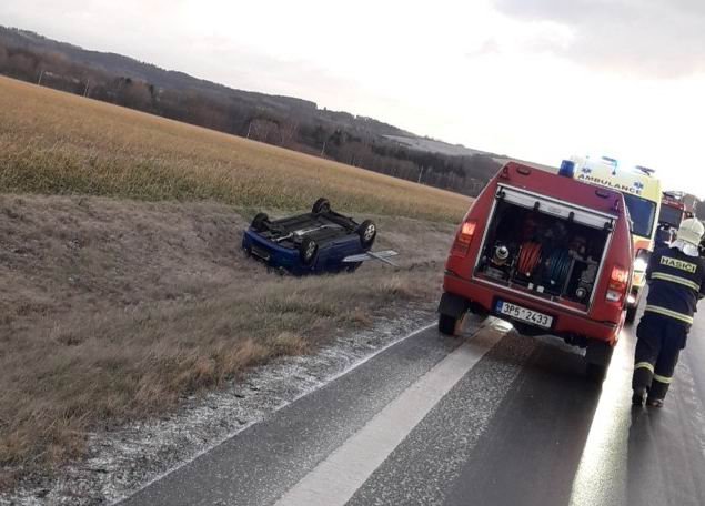 Kvůli námraze na silnici mezi Planou a Mariánskými Lázněmi skončilo auto na střeše.