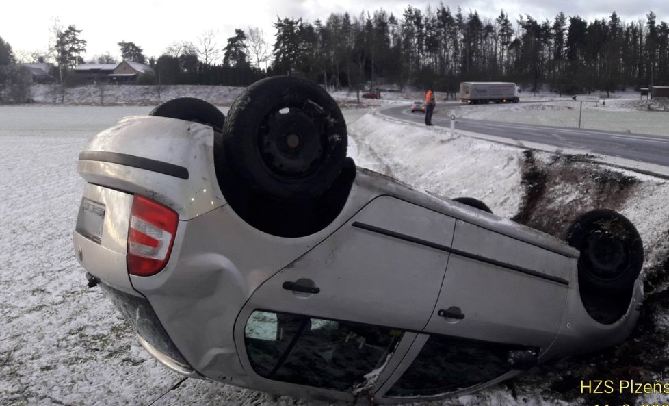 Škoda Fabia havarovala kvůli kluzké silnici u Korytného rybníka u Oselců na jižním Plzeňsku.