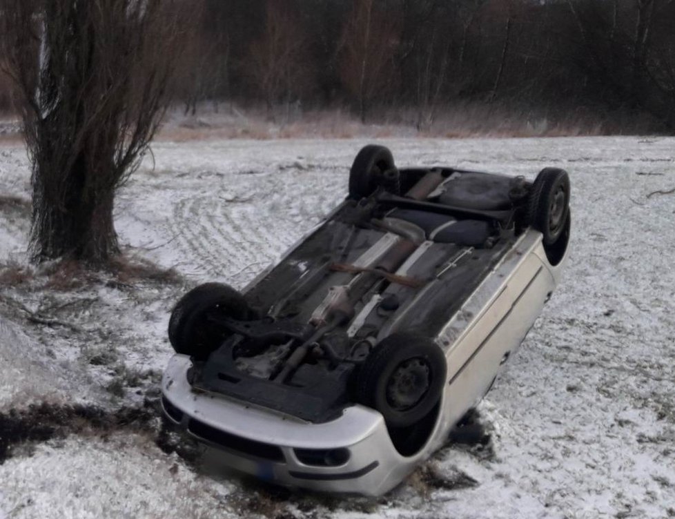 Škoda Fabia havarovala kvůli kluzké silnici u Korytného rybníka u Oselců na jižním Plzeňsku.