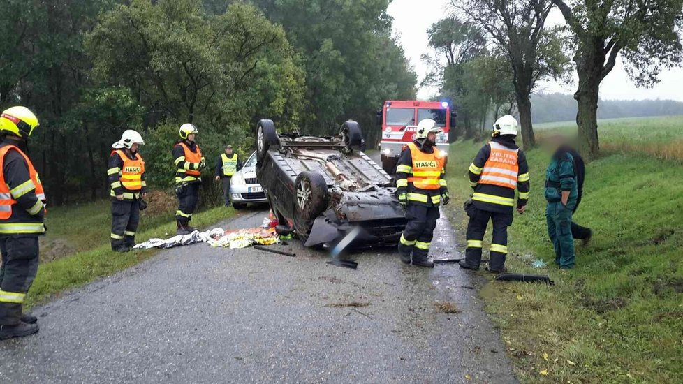 Při nehodě u Deblína na Brněnsku se vážně zranil řidič osobního vozu.
