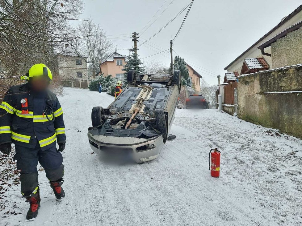Auto se ve Všenorech převrátilo na střechu, maminka s dítětem skončila v nemocnici.
