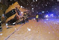 Doprava kolabuje, řidiči bourají: Sever Moravy trápí rozmary počasí, sněžit bude dál