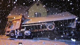 Kvůli sněhu havarovala na Plzeňsku cisterna i nákladní auto.