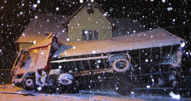 Sněhová vánice: Cisterna se „zapíchla" do zdi domu, náklaďák zničil plynovou přípojku