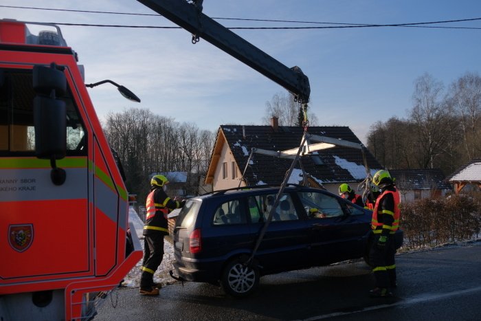 V Klimkovicích v Olbramické ulici museli hasiči vytahovat ve čtvrtek ráno osobní automobil Opel z hlubokého příkopu a zahradního plotu zpět na silnici.