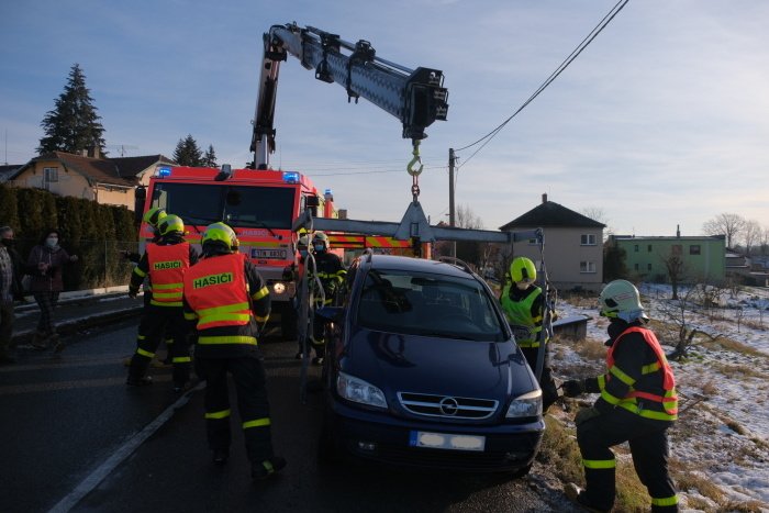 V Klimkovicích v Olbramické ulici museli hasiči vytahovat ve čtvrtek ráno osobní automobil Opel z hlubokého příkopu a zahradního plotu zpět na silnici.
