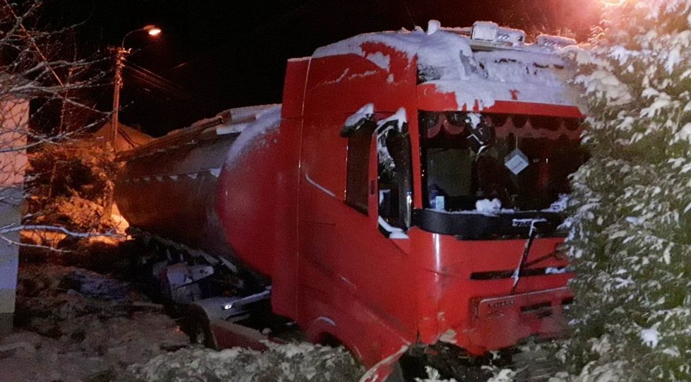 Kvůli sněhu havarovala na Plzeňsku cisterna i nákladní auto.