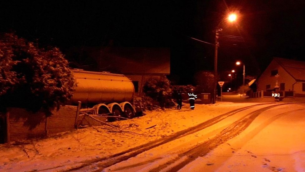 Kvůli sněhu havarovala na Plzeňsku cisterna i nákladní auto.