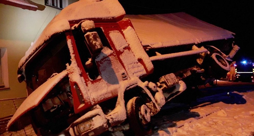 Kvůli sněhu havarovala na Plzeňsku cisterna i nákladní auto.