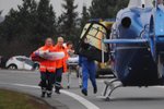 Záchranář běží se zraněným kojencem k vrtulníku. Ani před včasný zásah lékařů se miminko nepodařilo zachránit