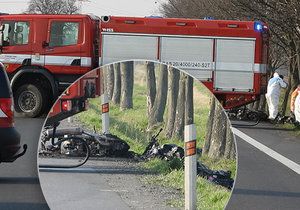 Tragická nehoda u Poděbrad: O život přišli dva motorkáři