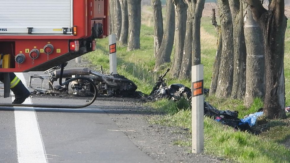 Tragická nehoda u Poděbrad. Zemřeli dva motocyklisté.