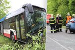 U obce Podolanka se srazil linkový autobus s osobním autem. Zranilo se několik osob, nejvážněji řidič osobního vozu, pro kterého letěl vrtulník.