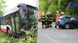 Srážka autobusu s autem u Podolanky v Praze-východ! Několik zraněných, pro řidiče osobáku letěl vrtulník