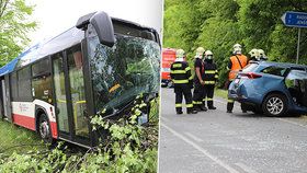 Srážka autobusu s autem u Podolanky v Praze-východ! Několik zraněných, pro řidiče osobáku letěl vrtulník