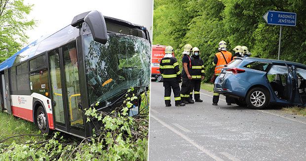 Srážka autobusu s autem u Podolanky v Praze-východ! Několik zraněných, pro řidiče osobáku letěl vrtulník